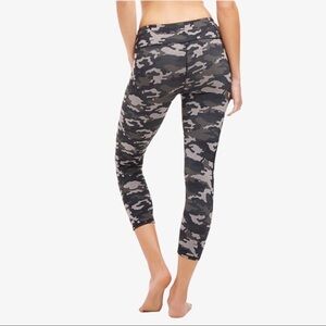 Fabletics Lima Capri Cropped Leggings Green Camo Size Small Activewear Mid Rise